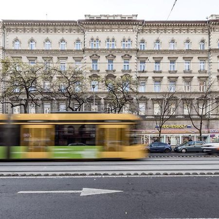 Charming Downtown Hideaway Steps From New York Cafe! Apartman Budapest Kültér fotó