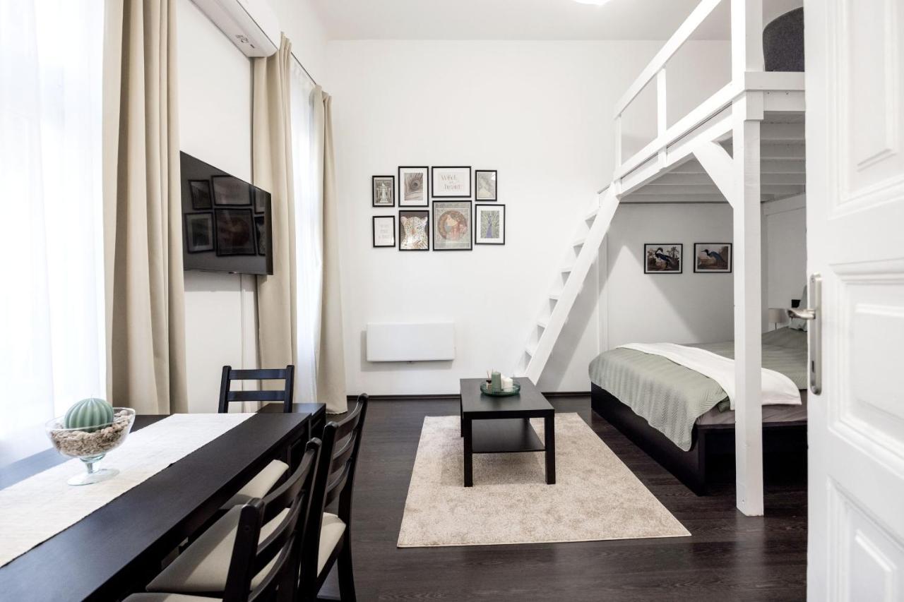 Charming Downtown Hideaway Steps From New York Cafe! Apartman Budapest Kültér fotó