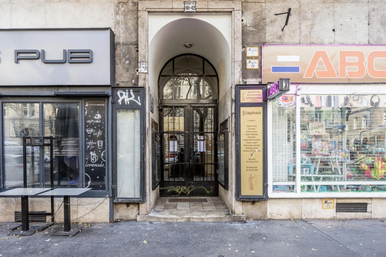 Charming Downtown Hideaway Steps From New York Cafe! Apartman Budapest Kültér fotó